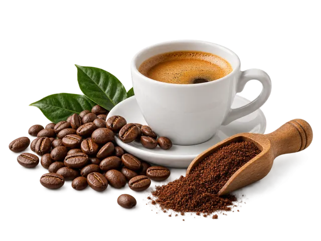 Filiżanka espresso, ziarna kawy i kawa mielona w drewnianej miarce
